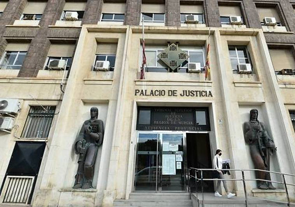 Una mujer abandona la sede del Palacio de Justicia de Murcia, sede de la Audiencia Provincial.