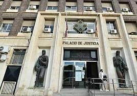Una mujer abandona la sede del Palacio de Justicia de Murcia, sede de la Audiencia Provincial.