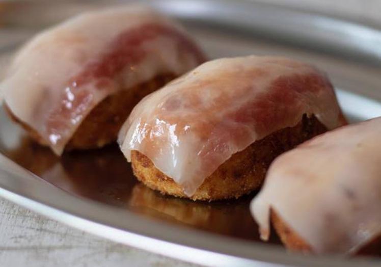 Croqueta de chato murciano, leche fresca y velo de panceta de chato de Ajo y Agua (Murcia).