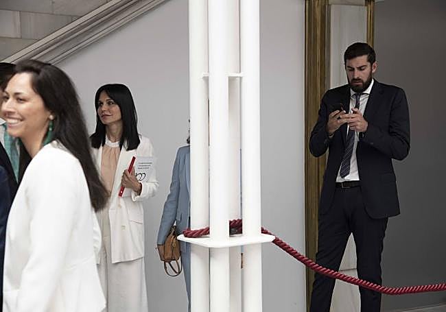 José Ángel Antelo revisa un mensaje en su teléfono, ayer, en la Asamblea Regional.