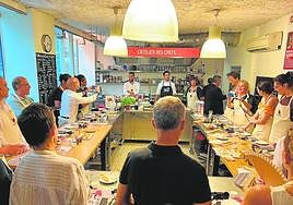 El chef Juan Guillamón, impartiendo su taller gastronómico en París.