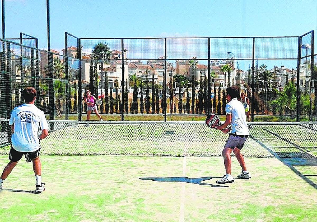 Dos equipos compiten en un torneo de pádel.