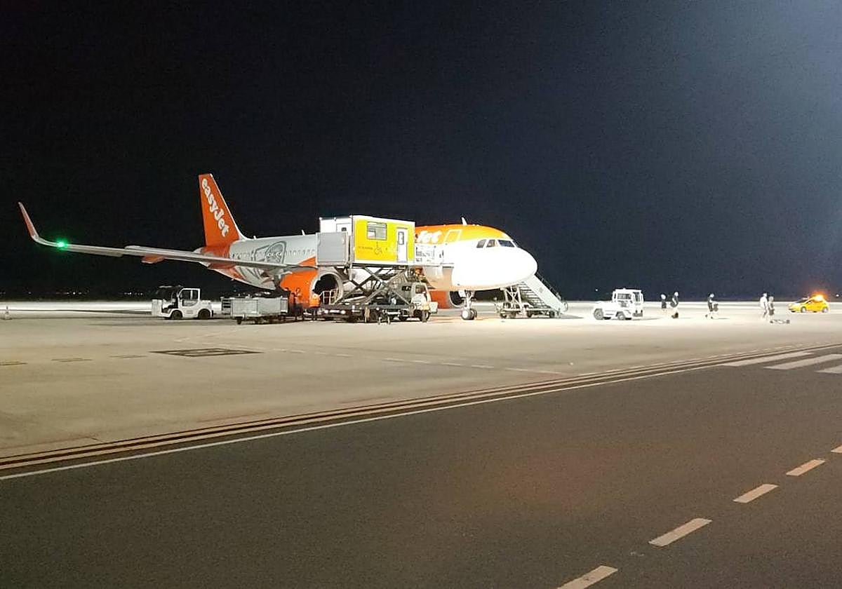 El avión de easyJet que no logró despegar el miércoles, sobre la pista de Corvera.