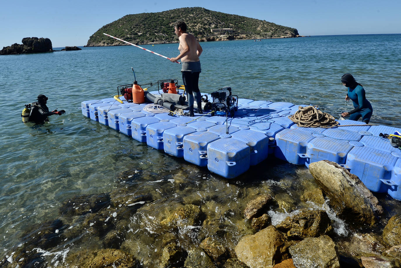 Los arqueólogos examinan ya el barco fenicio de Mazarrón