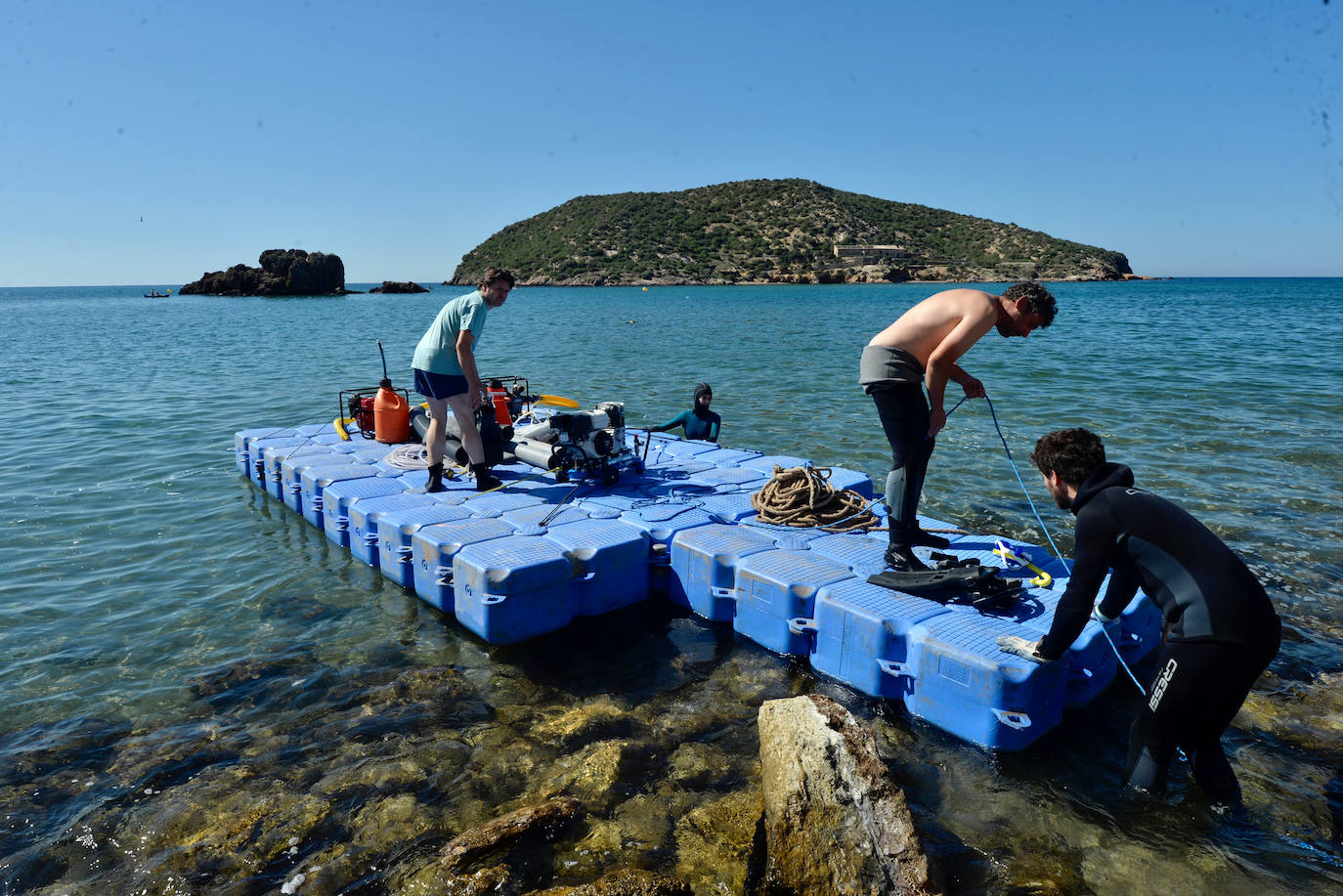 Los arqueólogos examinan ya el barco fenicio de Mazarrón