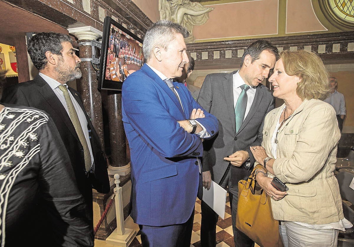 Enrique Cabanas, a la izquierda, hombre de confianza de Abascal, ha participado en las negociaciones con el PP. En la foto está con Pascual Salvador, Liarte y Lourdes Méndez en la toma de posesión de López Miras en 2019