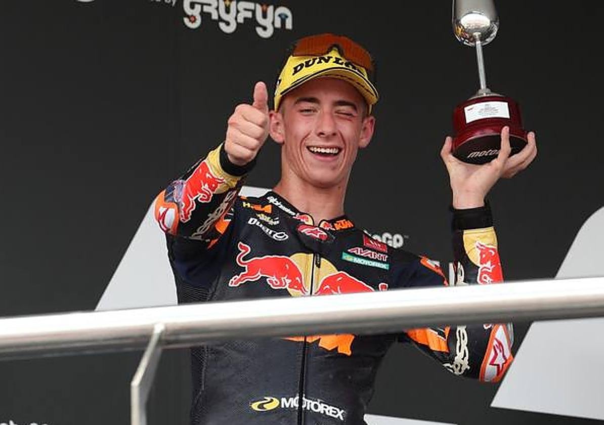 Pedro Acosta celebra su victoria en la carrera de Moto2 del último GP de España, en Jerez.