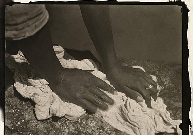 'Manos de mujer lavando ropa'. Imagen de 1928; copia a las sales de plata en gelatina; impresión posterior: impresa por Manuel Álvarez Bravo. Colección y Archivo de Fundación Televisa. México.