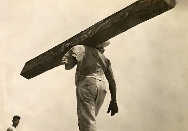 'Hombre con madero'. Imagen de 1928; copia a las sales de plata en gelatina. Colección y Archivo de Fundación Televisa. México.