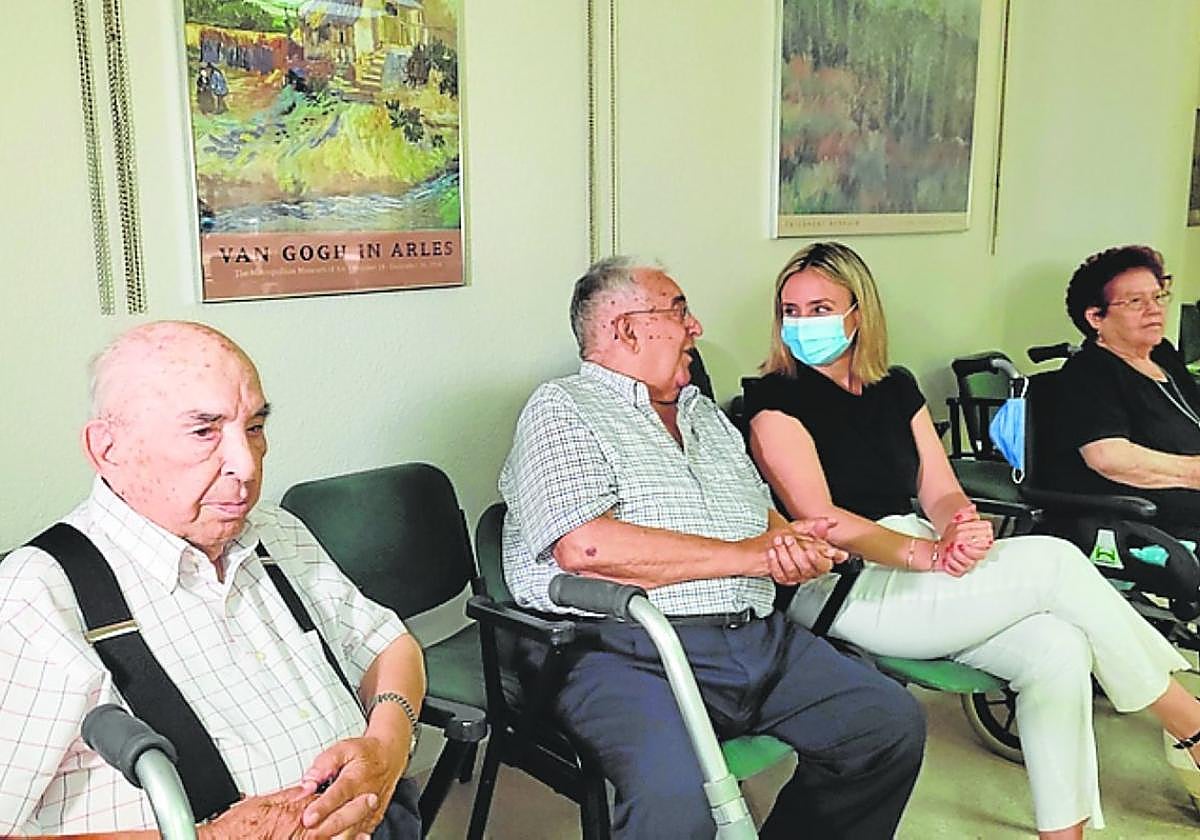 La consejera Ruiz, junto a varios residentes, durante su visita.
