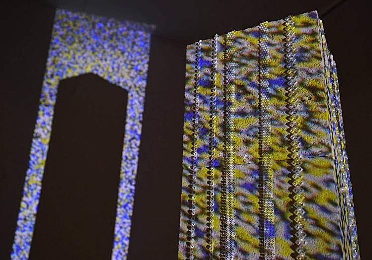 Imagen principal - Arriba, 'Tótem' columna iluminada con luces; abajo a la izquierda, 'Variaciones'; y a la derecha, la obra 'Un suceso de la oscuridad'.