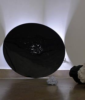 Imagen secundaria 2 - Arriba, 'Tótem' columna iluminada con luces; abajo a la izquierda, 'Variaciones'; y a la derecha, la obra 'Un suceso de la oscuridad'.