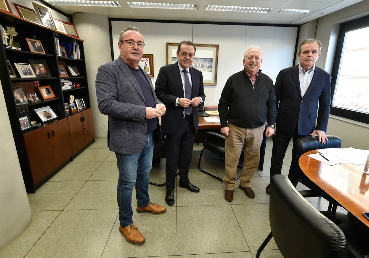 Santiago Navarro (CC OO), José María Albarracín (Croem), Antonio Jiménez y José Rosique (Croem) a principios de año durante una reunión en la sede de la patronal.