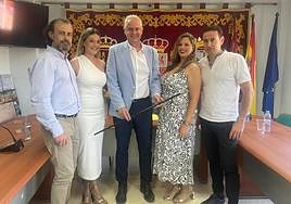 Jesús García, con el bastón de mando, tras conseguir la alcaldía de Albudeite.