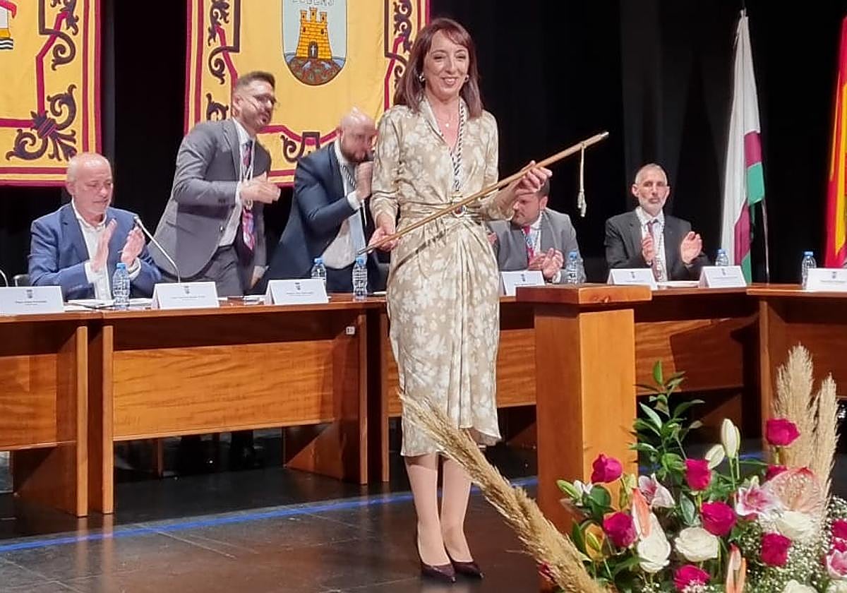 María Dolores Muñoz recoge el bastón de mando, este sábado, en el Ayuntamiento de Bullas.