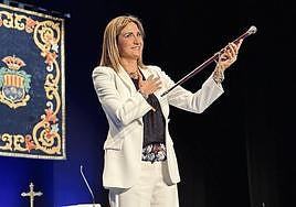 Patricia Fernández (PP), con el bastón de mando tras ser elegida como alcaldesa de Archena.