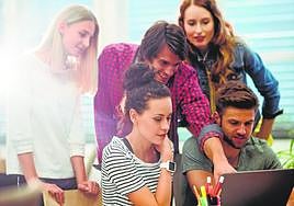 Estudiantes realizan un trabajo en grupo.