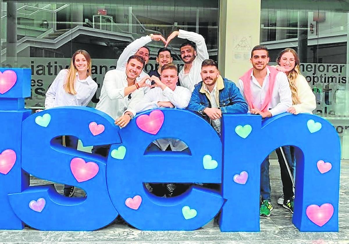 Un grupo de alumnos posa en la sede del centro, ubicada en Cartagena.