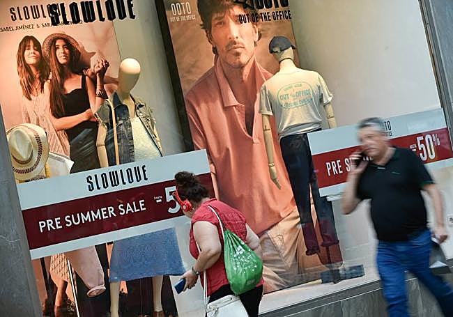 En los escaparates de muchos comercios ya pueden encontrarse descuentos de hasta el 50%.