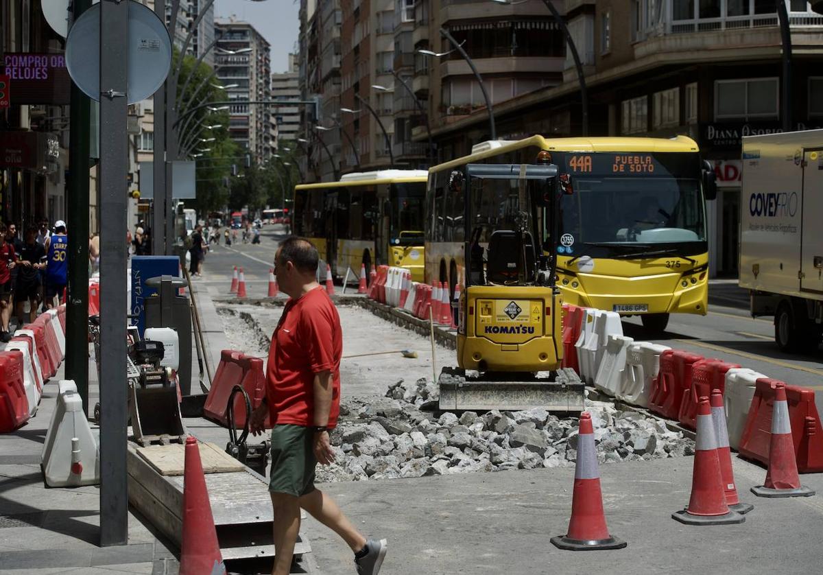 Obras por el plan de movilidad, este lunes, en la Gran Vía de Murcia.