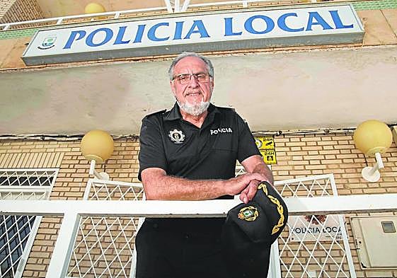 El presidente regional de la Unión Nacional de Jefes y Directivos de Policía Local, el comisario Francisco Javier Martínez, en dependencias policiales de Fuente Álamo.