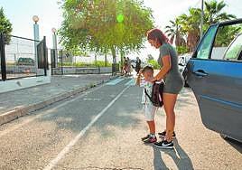Una madre deja a su hijo, la semana pasada, en el colegio de la pedanía de La Murada.
