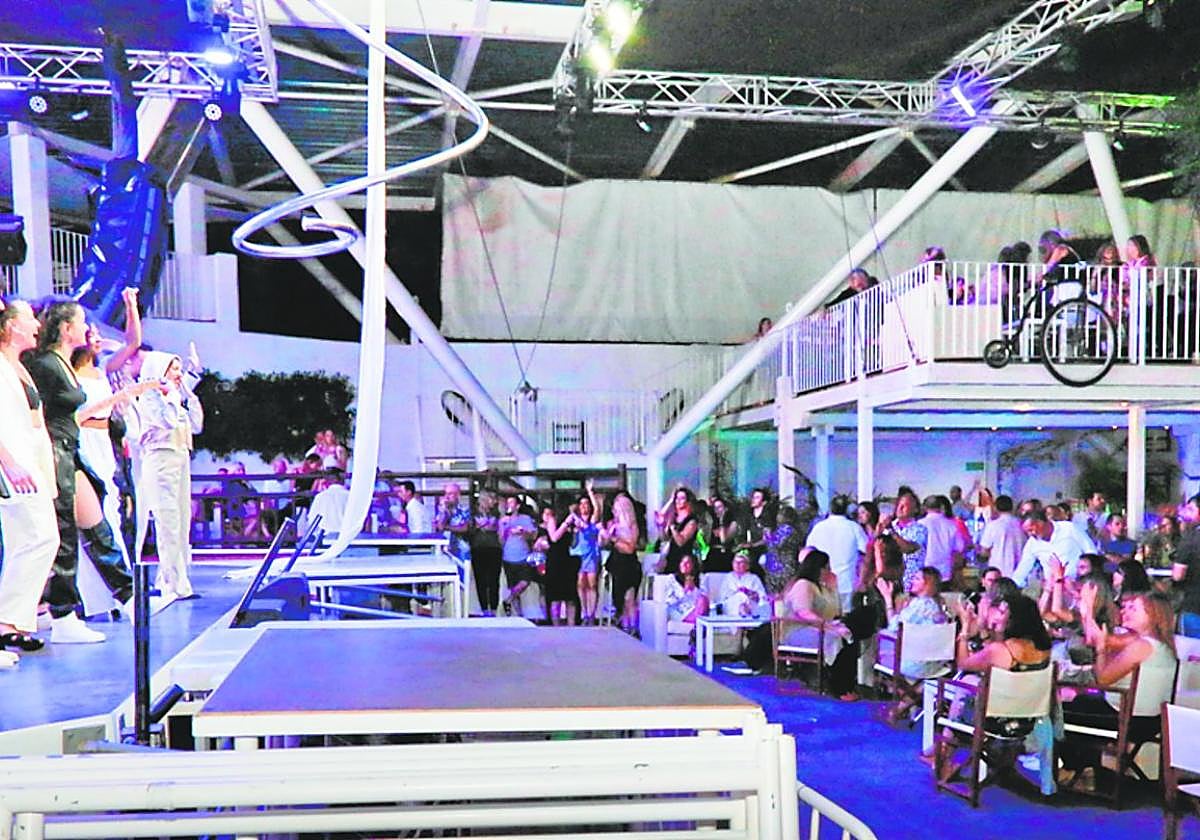 Los asistentes pudieron ver un adelanto del 'show' de 'Vëla' mientras disfrutaban de una variada propuesta gastronómica.