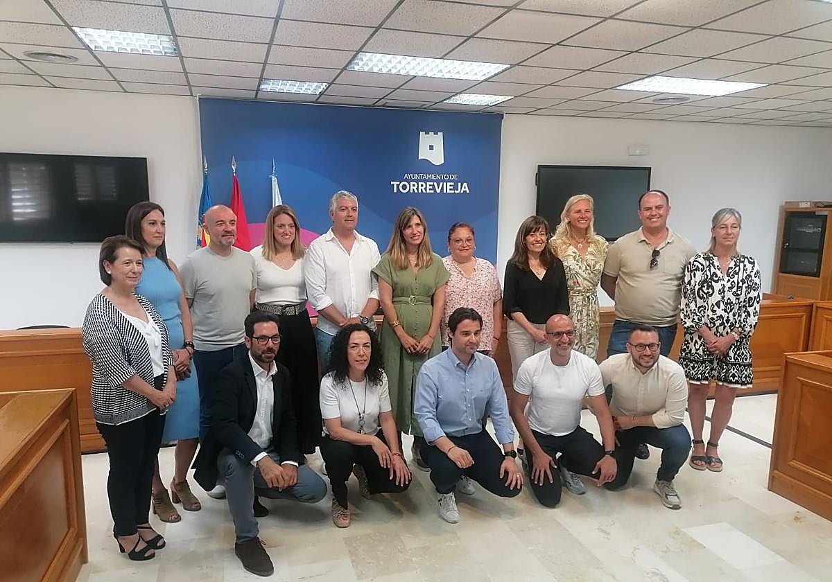 El alcalde, Eduardo Dolón, en compañía de los 15 concejales que conformarán su gobierno.