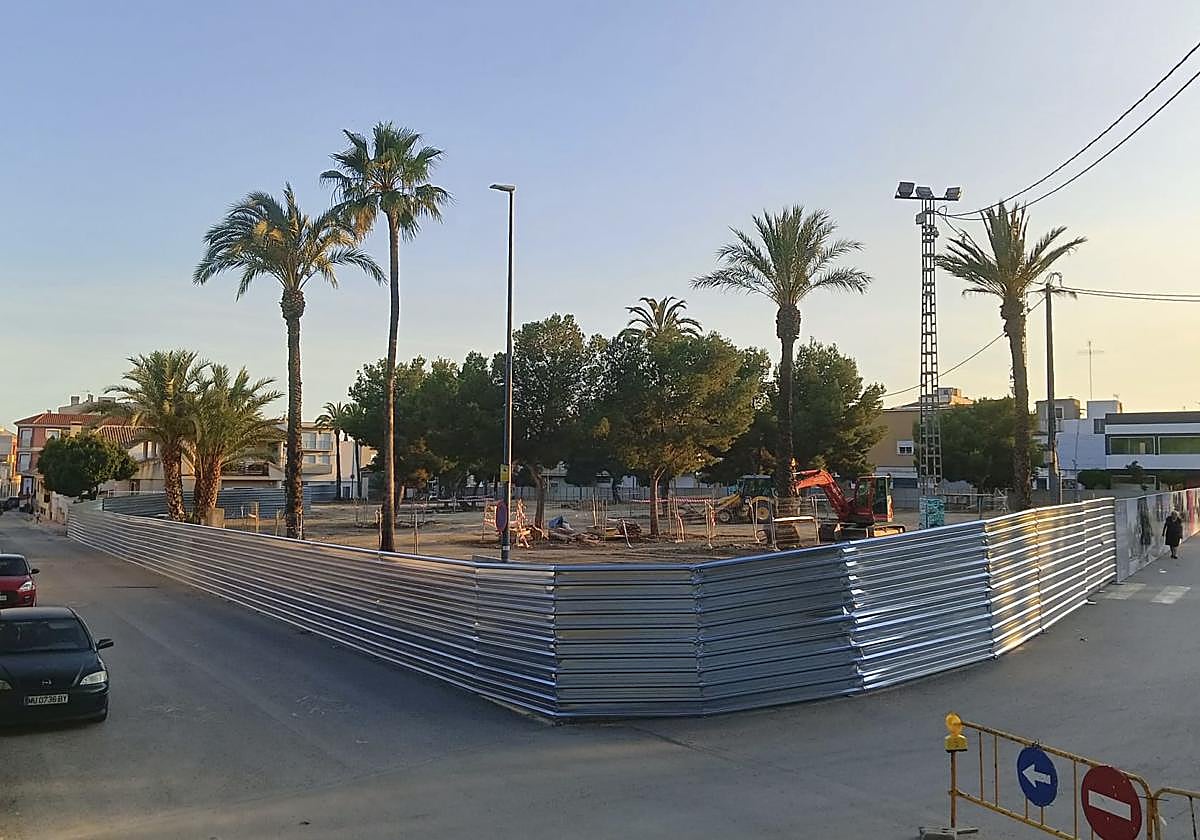 Zona vallada del parque de La Cubana, con las obras en marcha.