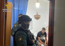 Imagen de la Guardia Civil liberando a la víctima.