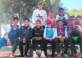 Regatistas de los dos conjuntos de la Región que competirán en el Nacional de optimist por equipos, con Andrés Palou, su entrenador.
