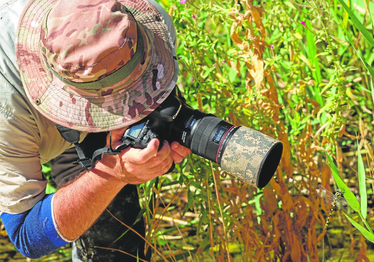 José Luis Fernández Terrer fotografiando una libélula.