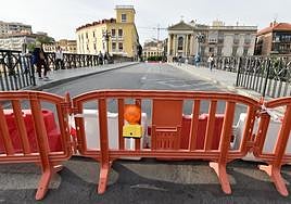El acceso al Puente Viejo de Murcia, cerrado al tráfico por las obras de movilidad.