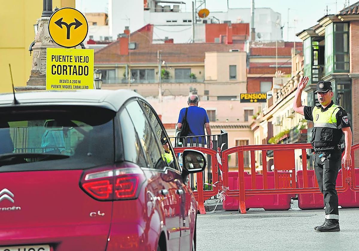 Un vehículo frente al cartel que avisa del cierre al tráfico del Puente Viejo de Murcia.