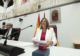 Visitación Martínez, la semana pasada, tras ser elegida presidenta de la Asamblea Regional. A su lado, Miguel Ángel Miralles, vicepresidente primero de la Mesa.