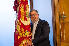 Baldomero Giménez, este miércoles, junto a la Gloriosa Enseña del Oriol.