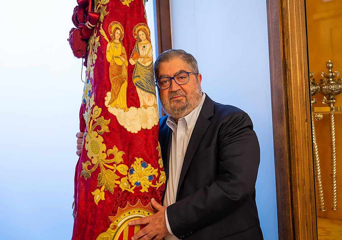 Baldomero Giménez, este miércoles, junto a la Gloriosa Enseña del Oriol.