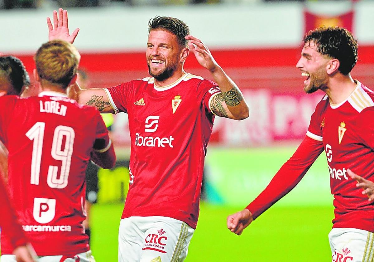 Andrés Carrasco, en el centro, celebra uno de sus goles anotados ante el Sabadell.