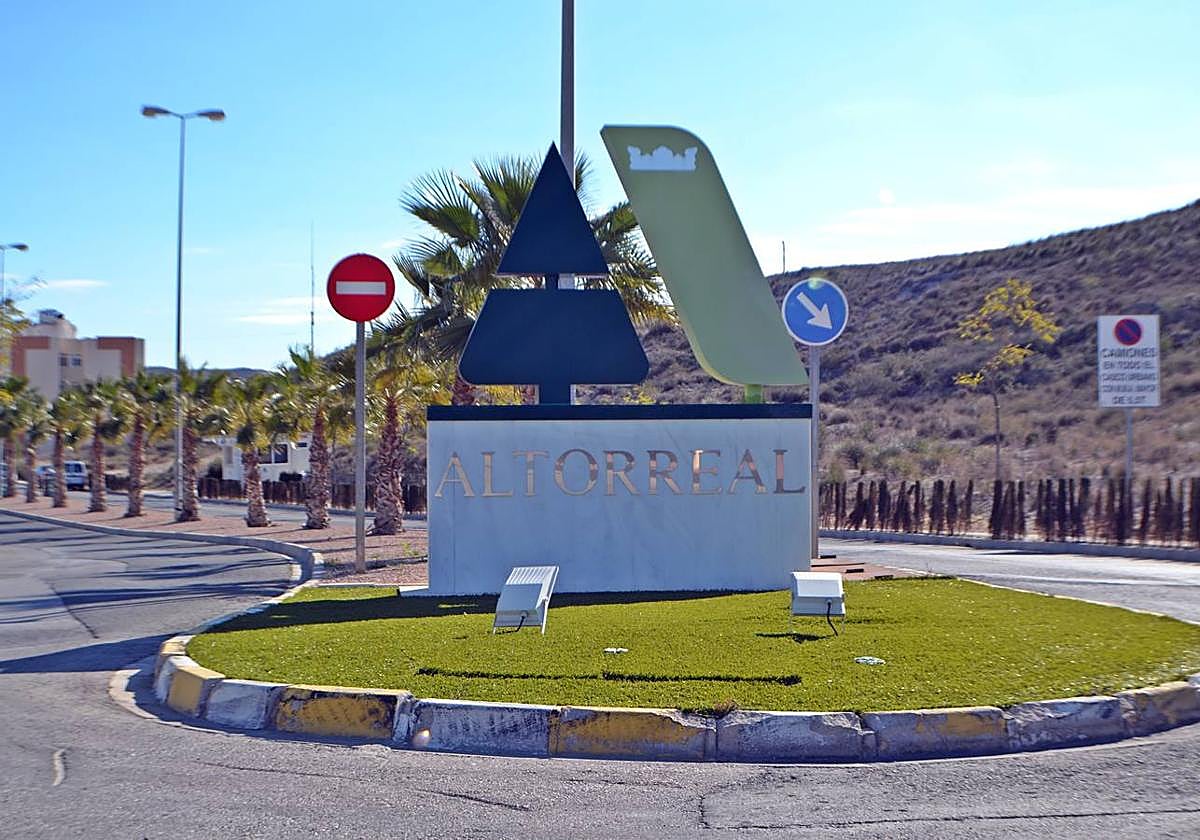 Entrada principal a la urbanización.