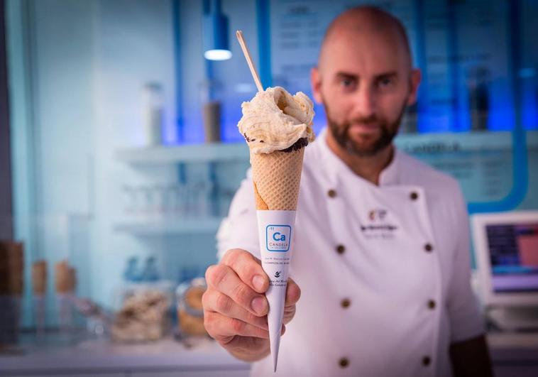 José Manuel Marcos Candela muestra uno de los helados que vende en local de Redován.