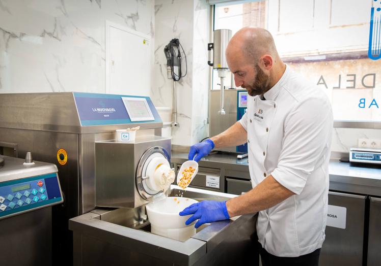 Imagen principal - José Manuel Marcos Candela prepara un helado en obrador de Candela La Gelateria. 