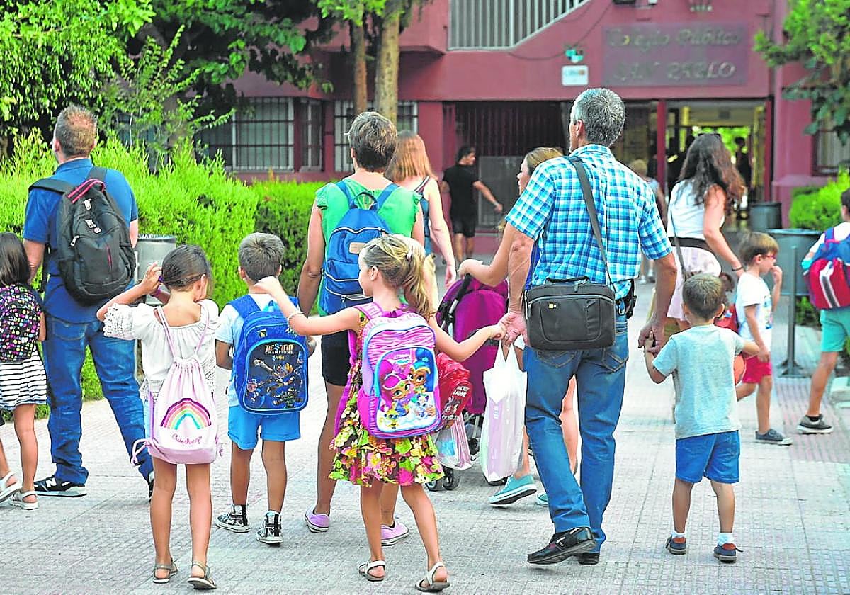 Alumnos de 3 años inician sus clases en el colegio San Pablo de Murcia.