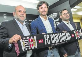 Manuel Sánchez Breis, Víctor Sánchez del Amo y Paco Belmonte, durante la presentación del entrenador en la sala de prensa del Cartagonova.