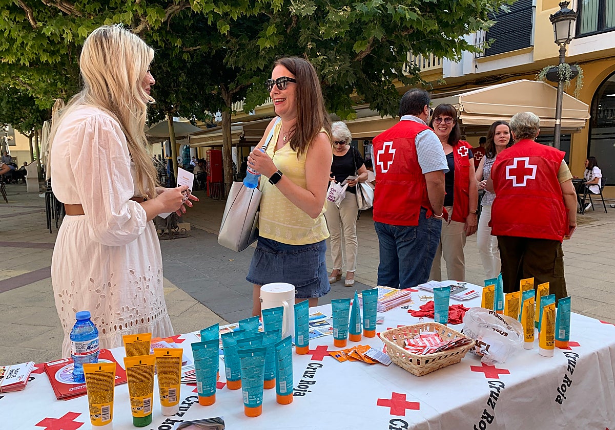 La edil de Sanidad y voluntarios de Cruz Roja en el dispositivo de la plaza de Calderón.