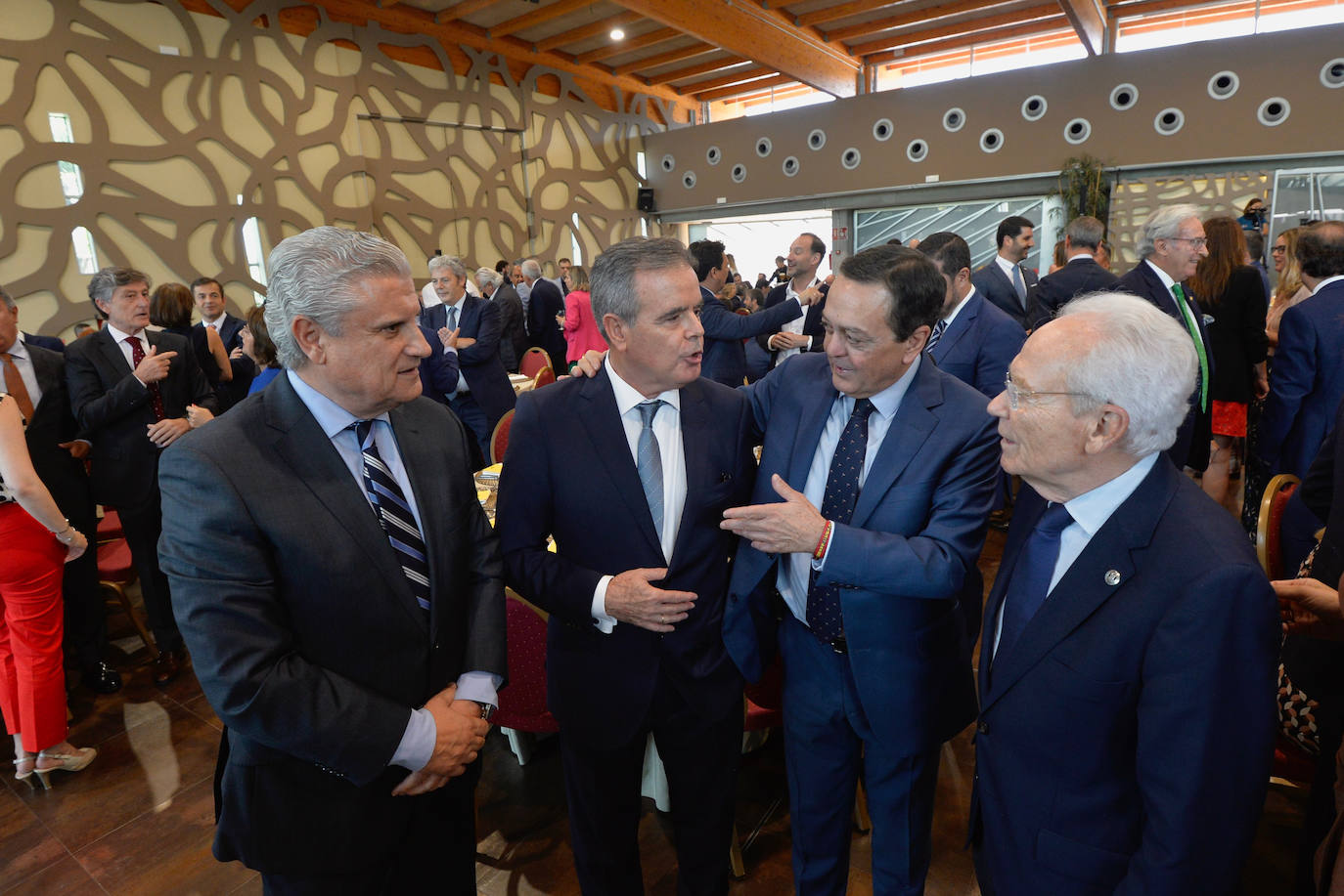 Despedidas y homenajes en la asamblea general de Croem