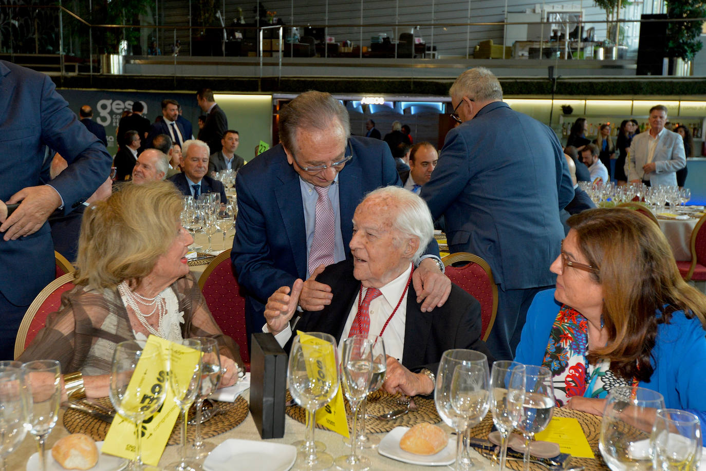 Despedidas y homenajes en la asamblea general de Croem