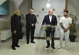 José Ignacio Sánchez, durante la entrega del cheque, junto a Rafael Álvarez.