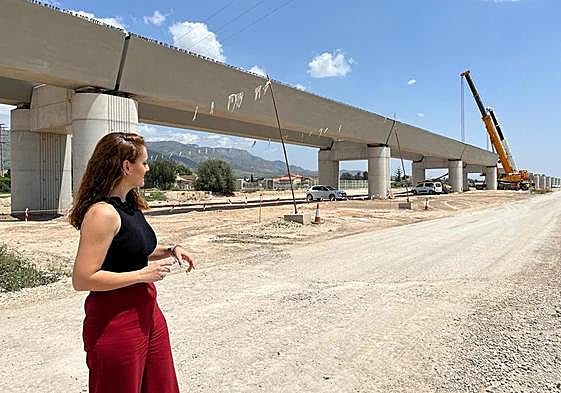 Irene Jódar observa los avances de las obras de construcción del viaducto en Tercia para el paso del ferrocarril.