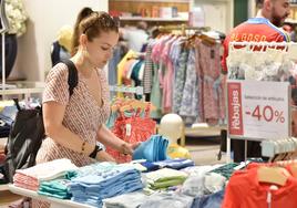 Una clienta comprando en el primer día de las rebajas.