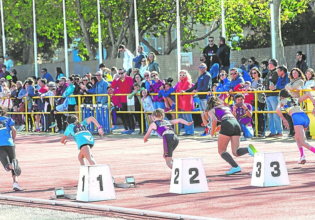 Miles de familias siguen agolpadas el trofeo Ciudad de Cartagena, celebrado en abril en la pista de atletismo, desde la zona de gradas donde empezarán las obras en julio.
